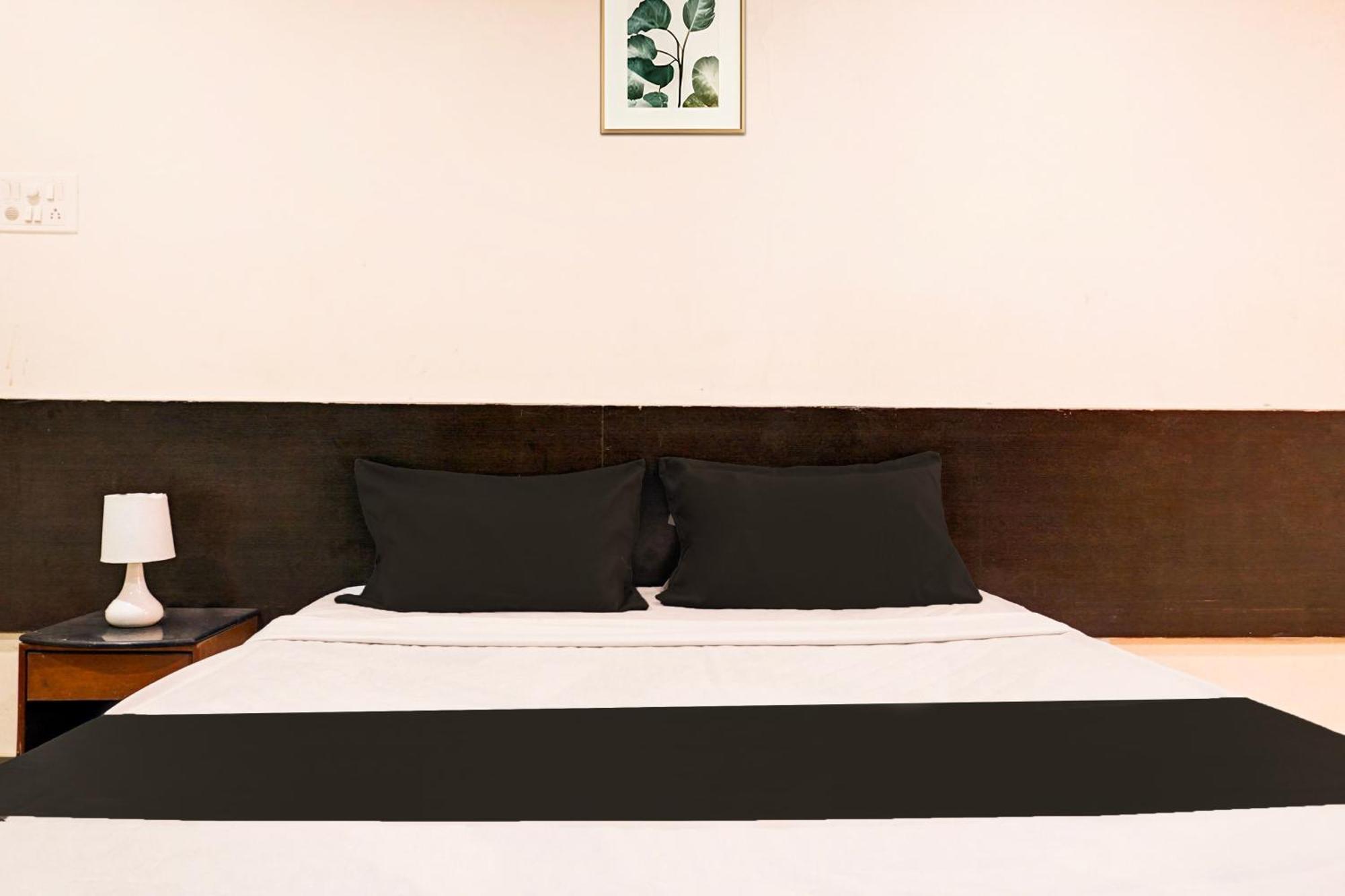 Hotel O Royal Lodge Koregaon Dış mekan fotoğraf
